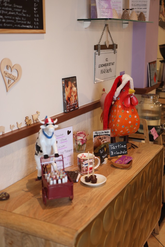 Intérieur chaleureux de la crêperie Au Cœur Choco - Décoration artisanale et authentique à Genève
