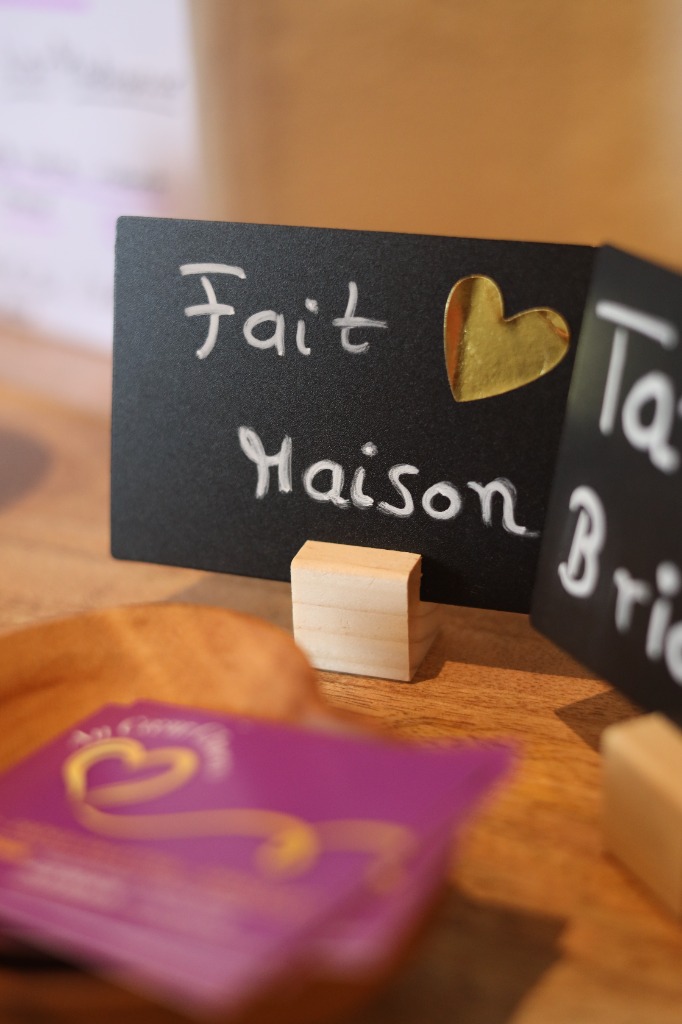 Panneau Fait Maison avec amour - Engagement qualité de la crêperie Au Cœur Choco à Genève