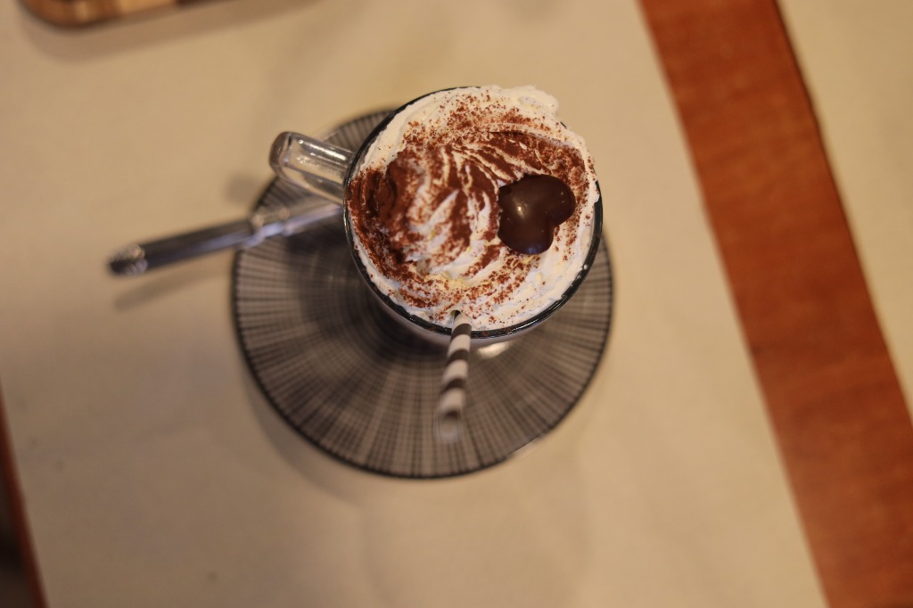 Chocolat chaud maison avec chantilly