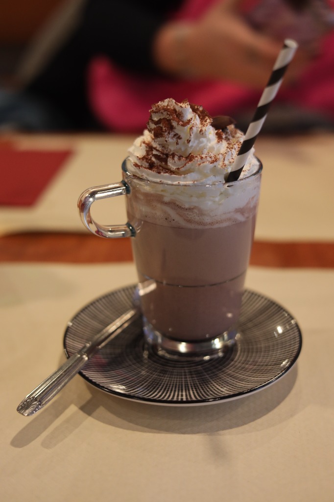 Chocolat chaud onctueux avec chantilly