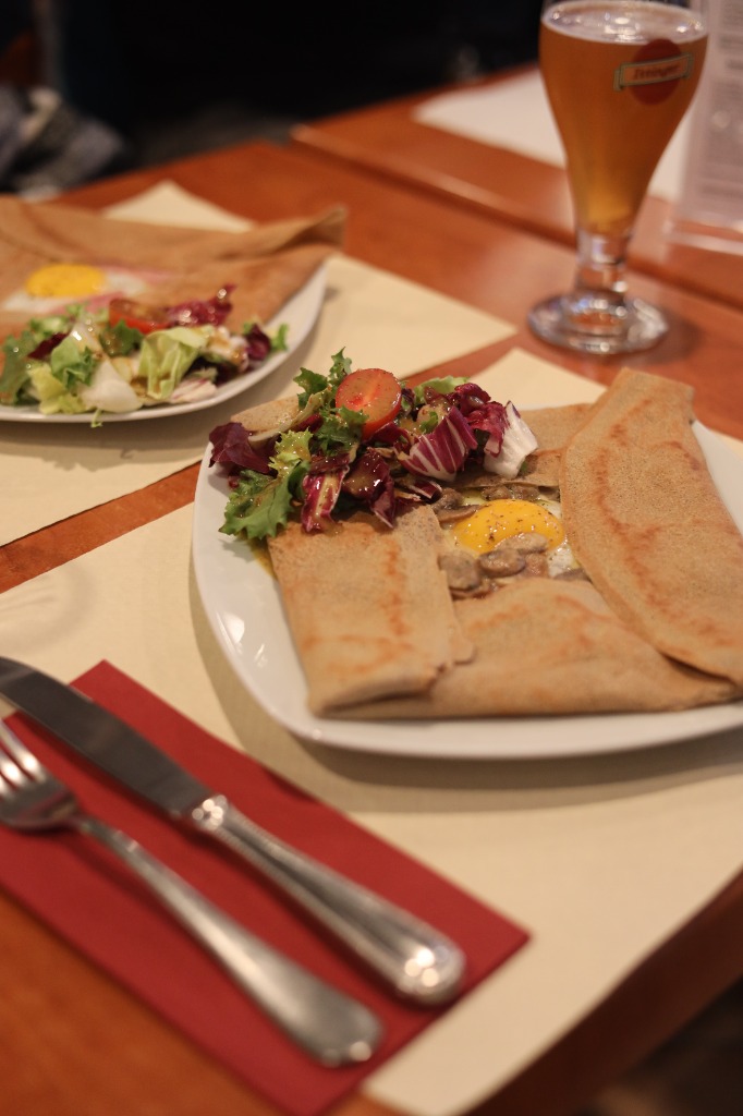Galette salée complète avec œuf et salade